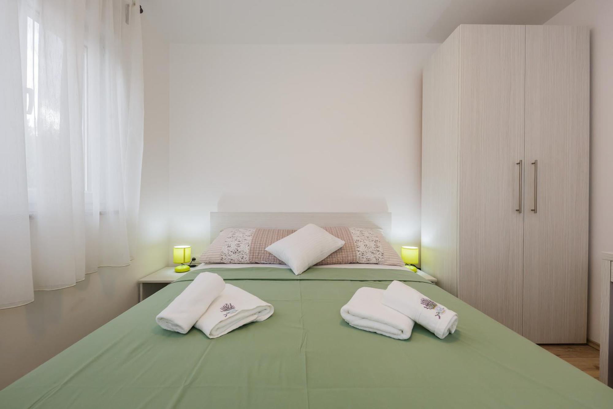 Apartments Mare Trogir Rum bild