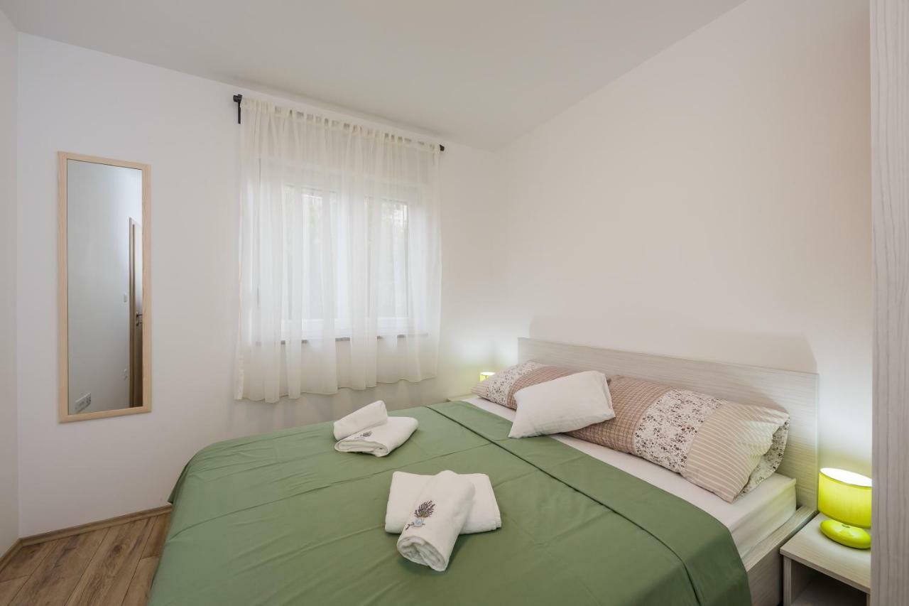 Apartments Mare Trogir Rum bild