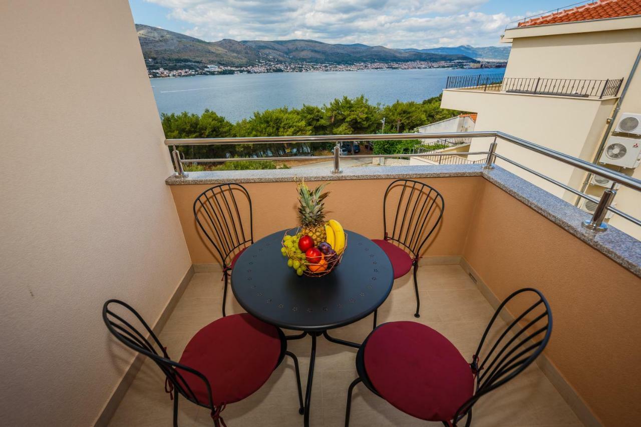 Apartments Mare Trogir Exteriör bild