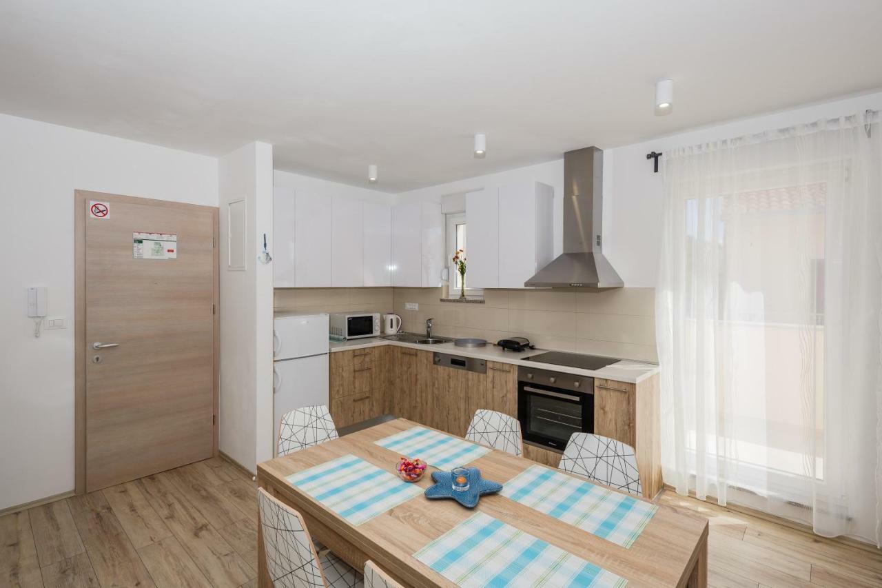 Apartments Mare Trogir Exteriör bild